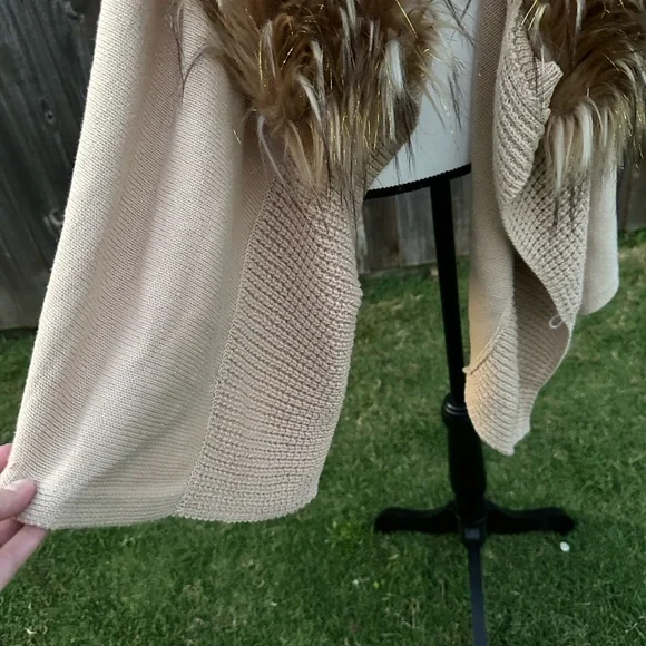La Seine Tan Cardigan Vest Cape  with Luxurious Brown Gold Faux  Fur Trim NWT - Picture 4 of 8